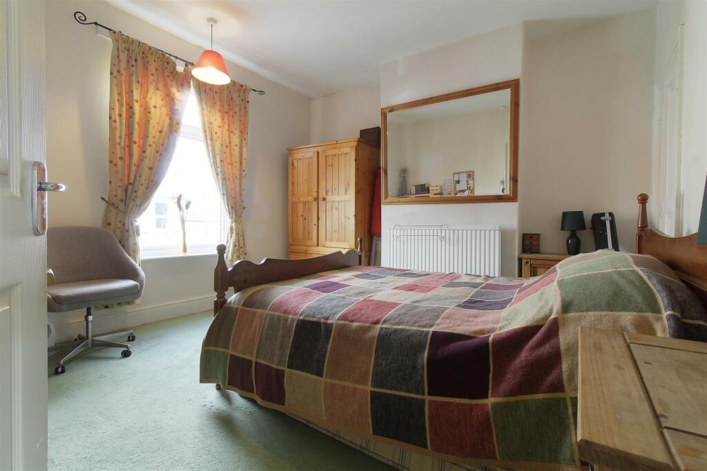 Bed 1.jpg