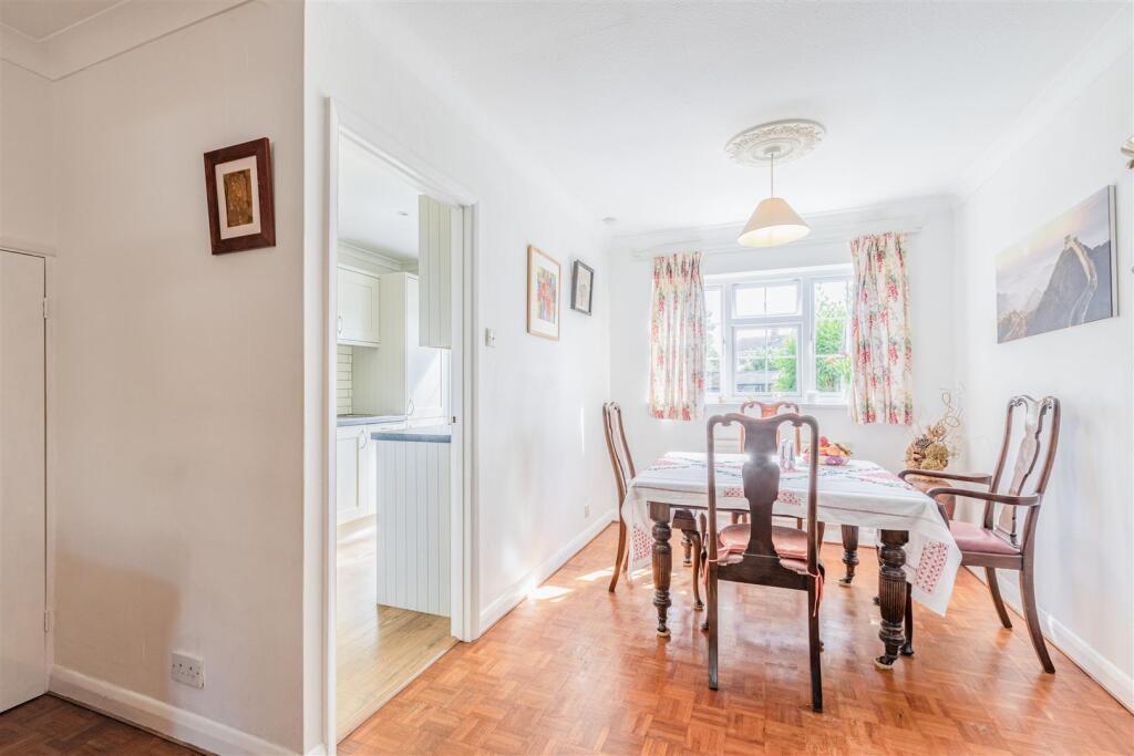 4 Digby Way, Byfleet - 9.jpg