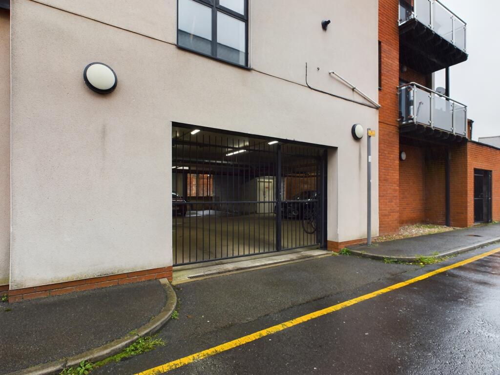 CAM03860G0-PR0106-STILL014