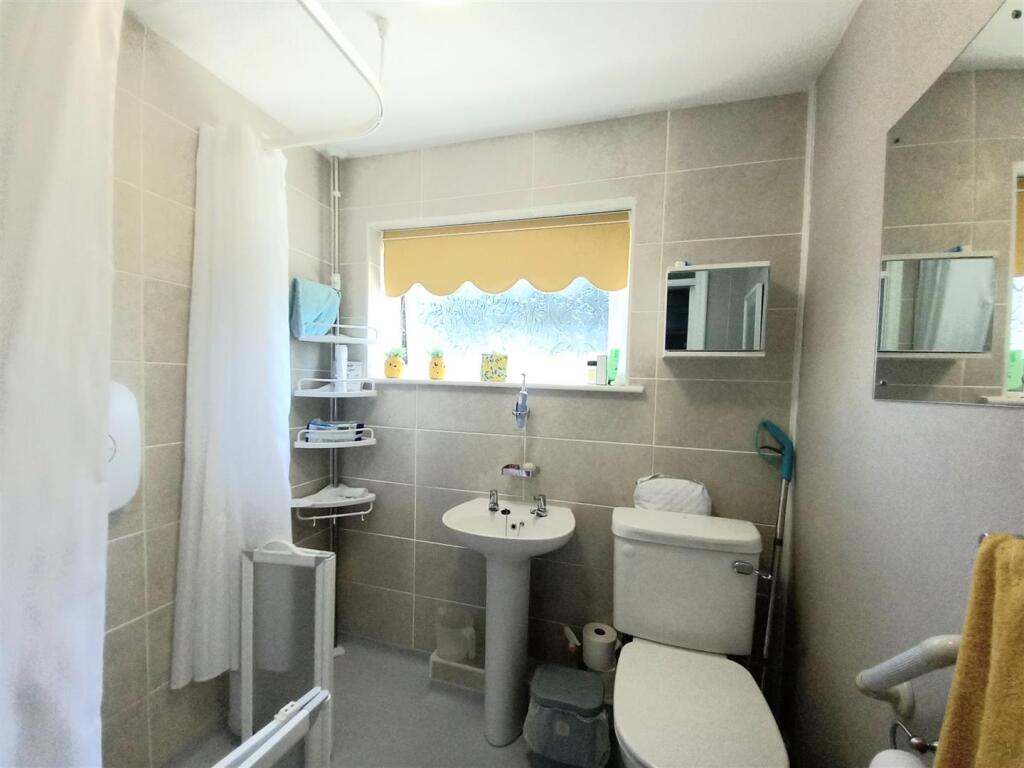 3 Ochil Close Wet Room.jpg