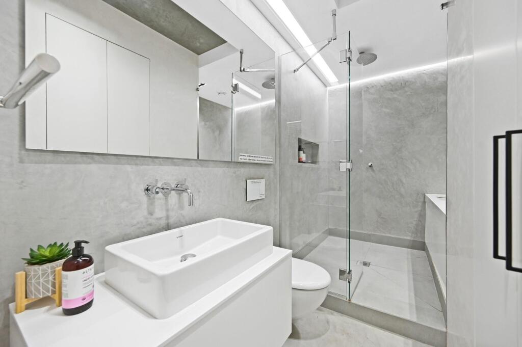 windmill road- bathroom