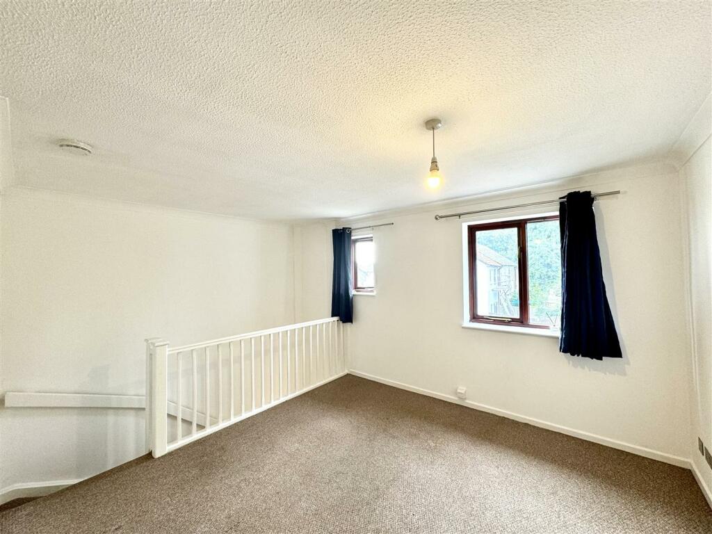 SITTING/DINING ROOM