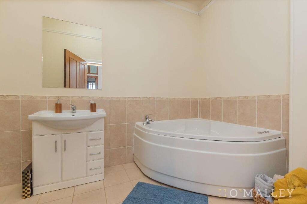 34. Bathroom 4.jpg