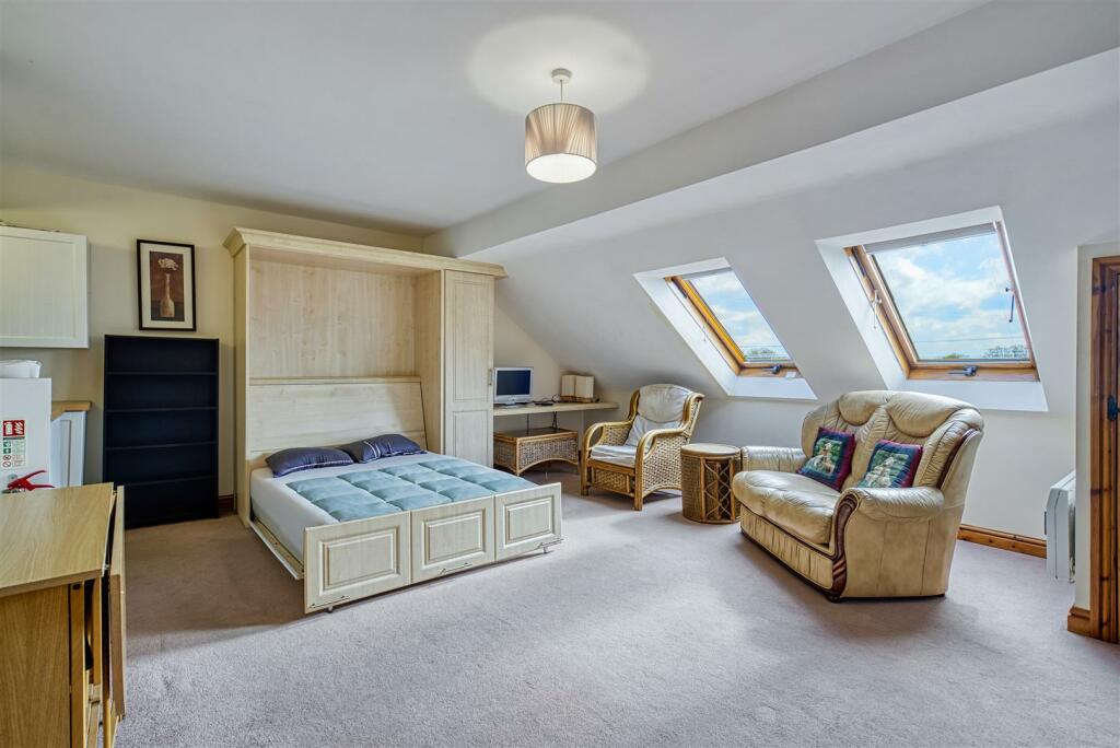 Kitchen / Lounge