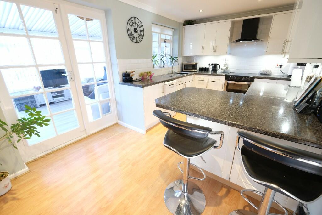 KITCHEN/BREAKFAST 