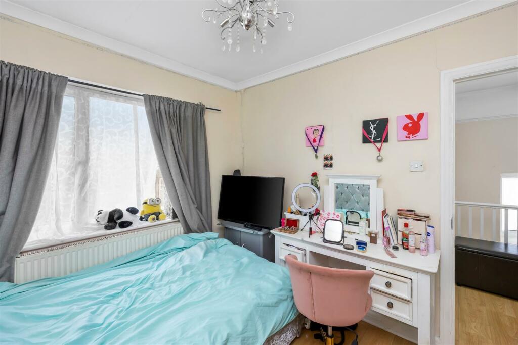 Rowan Avenue 15 BEDROOM ROUND LIGHT 2.jpeg