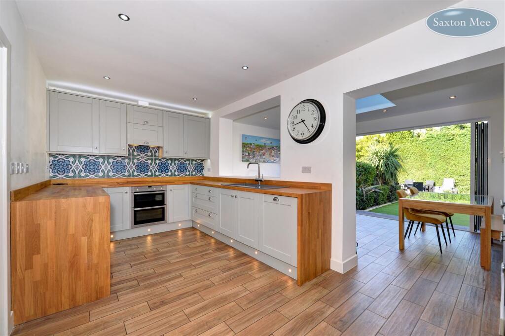 54 Stanwood Crescent - kitchen 3720.jpg