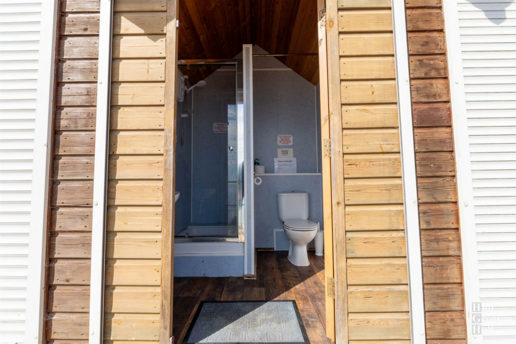 beach hut 4.png