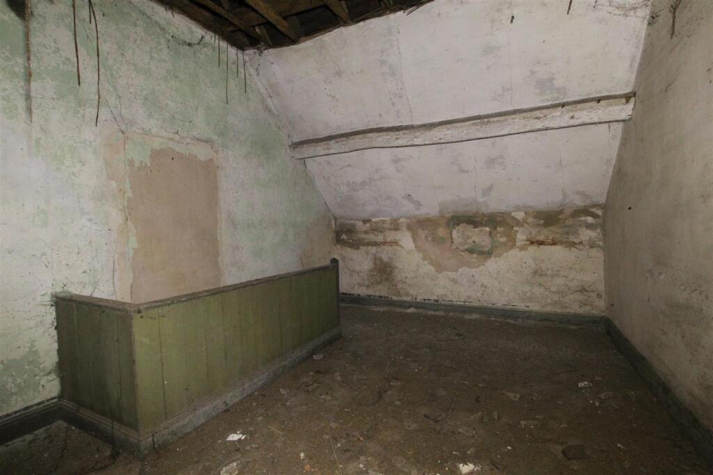 Front Attic Room (4).JPG