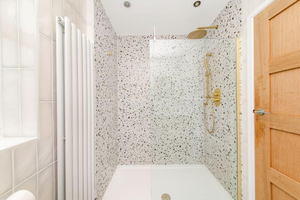 HOUSE SHOWER ROOM