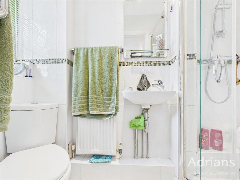 EN-SUITE SHOWER ROOM