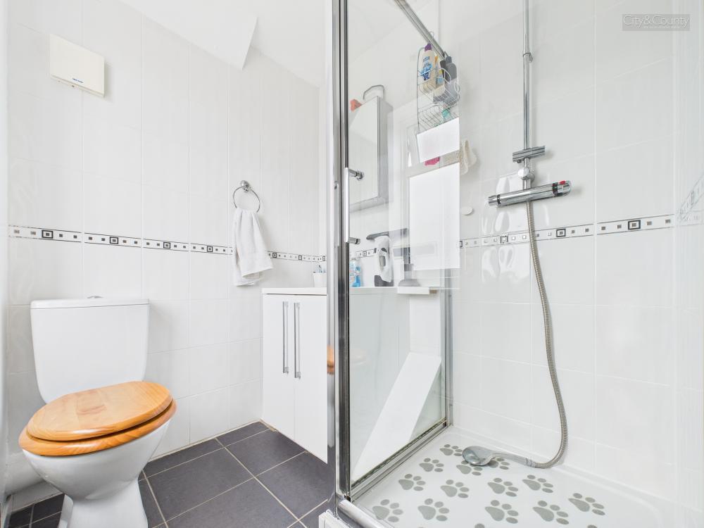 En-Suite To Master Bedroom