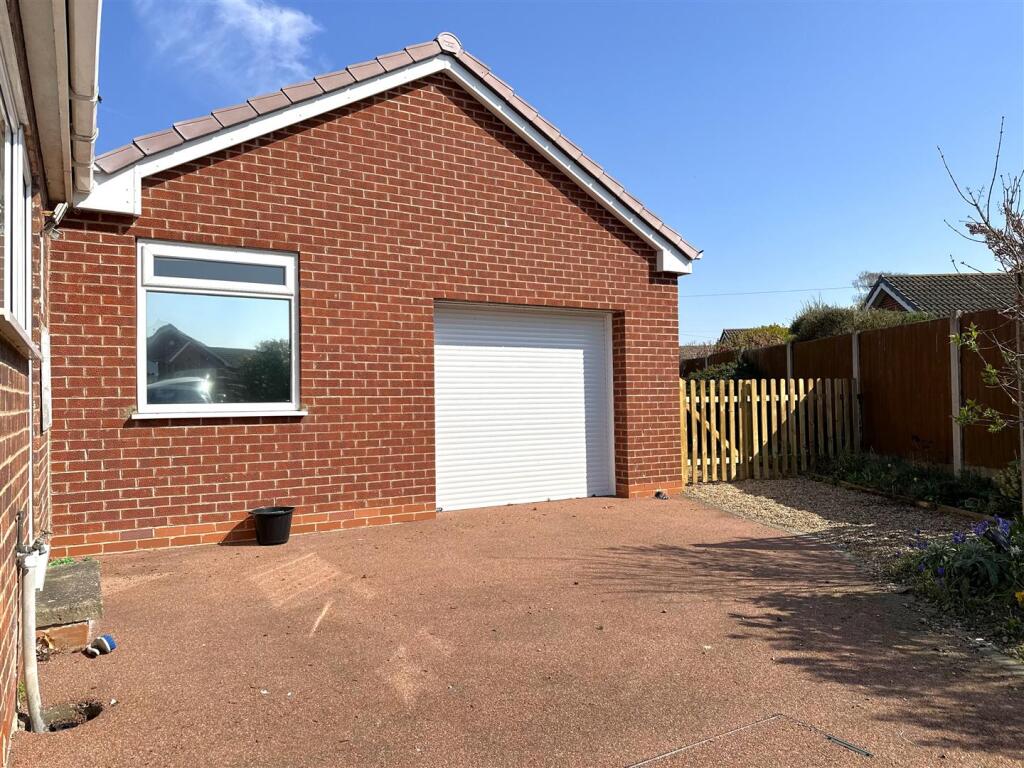 Driveway &amp; Over-Sized Garage 533