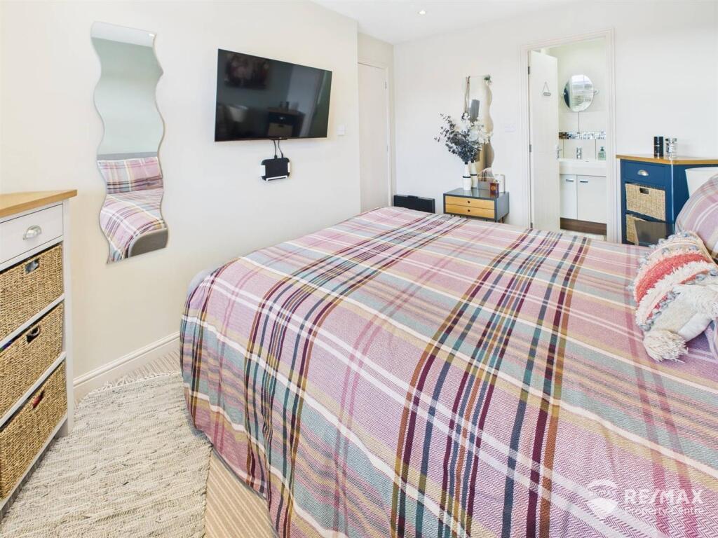 Bedroom 1 (2).jpg