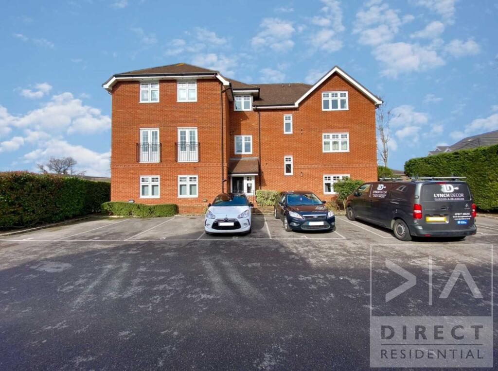 Clements Mead, Leatherhead, KT22 7FN