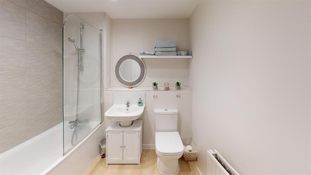 Bathroom (2).jpg