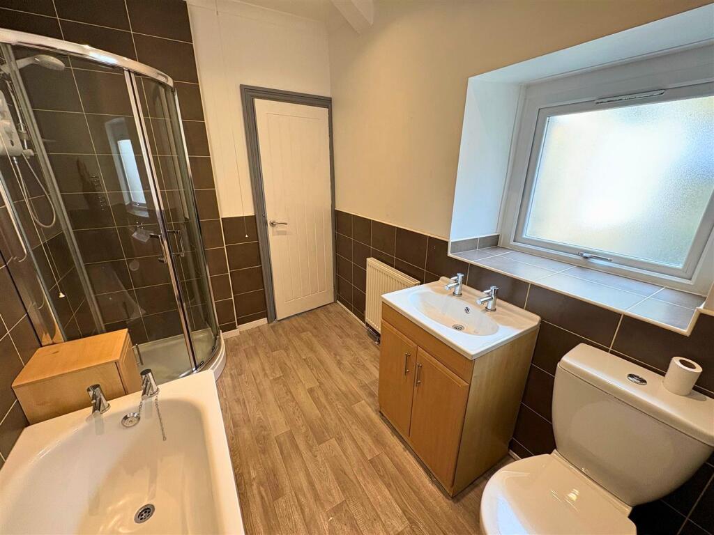 Bathroom d (edit).jpg