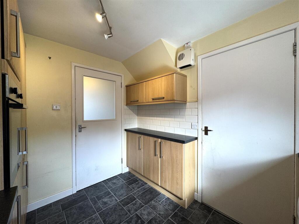 KITCHEN 2.JPG