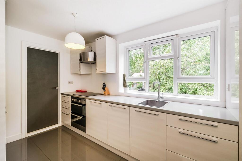 102 Brading Crescent-3_web.jpg