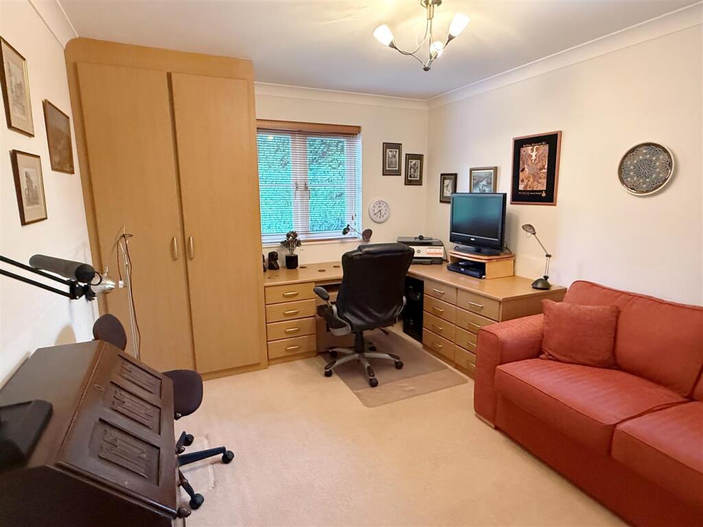 Bed 3 - Home Office.JPG