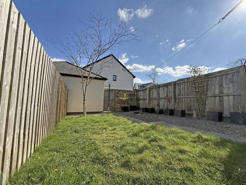 Cobham Close 14 - Garden.jpg