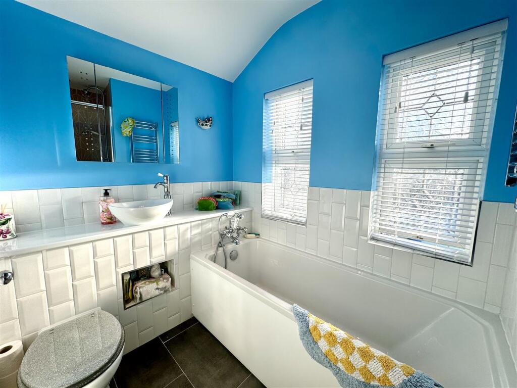 FAMILY BATHROOM