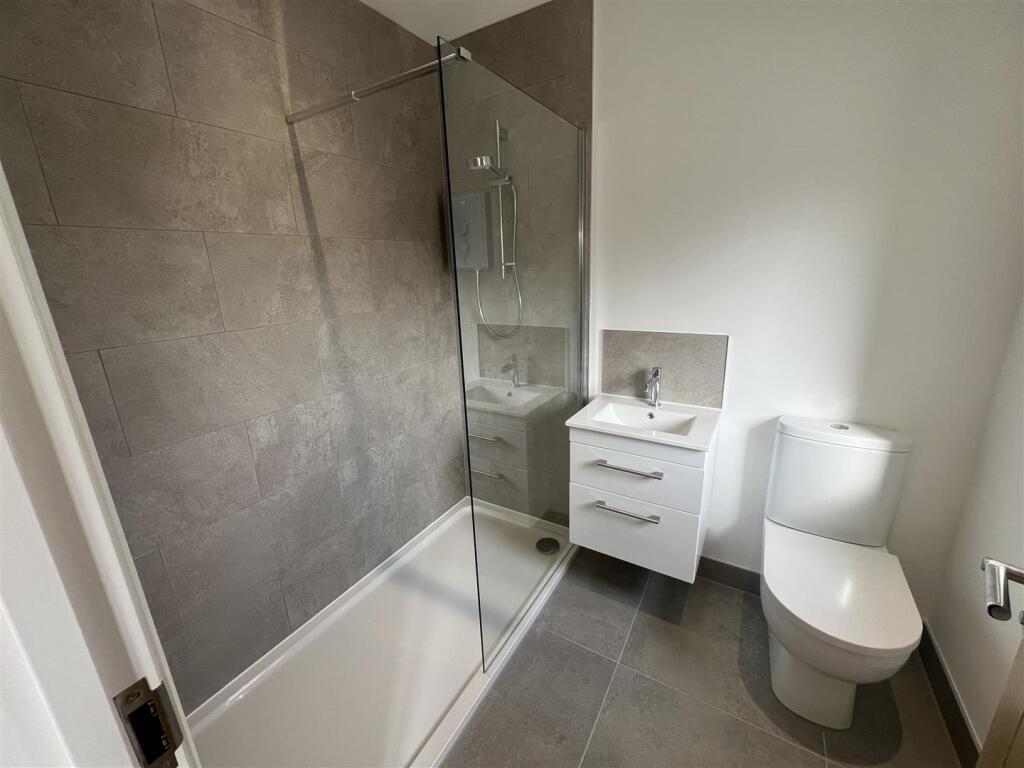 11. Ensuite 2.JPG