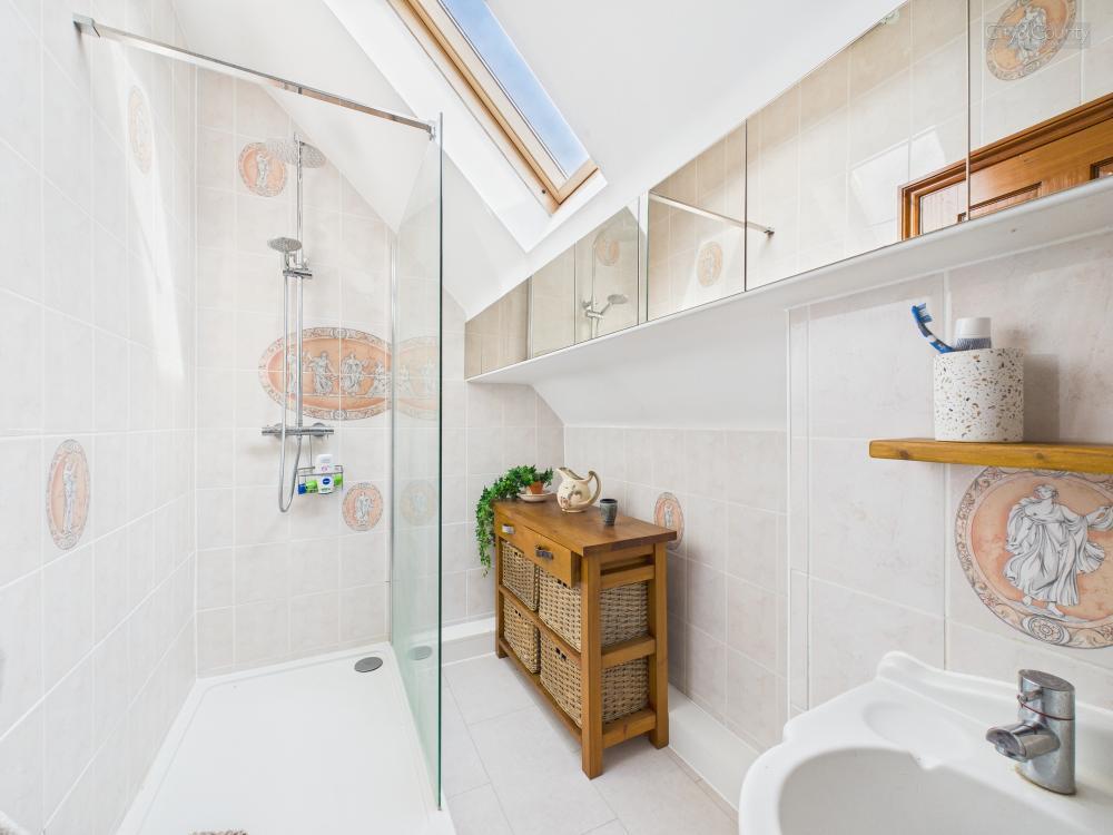 En-Suite To Master Bedroom