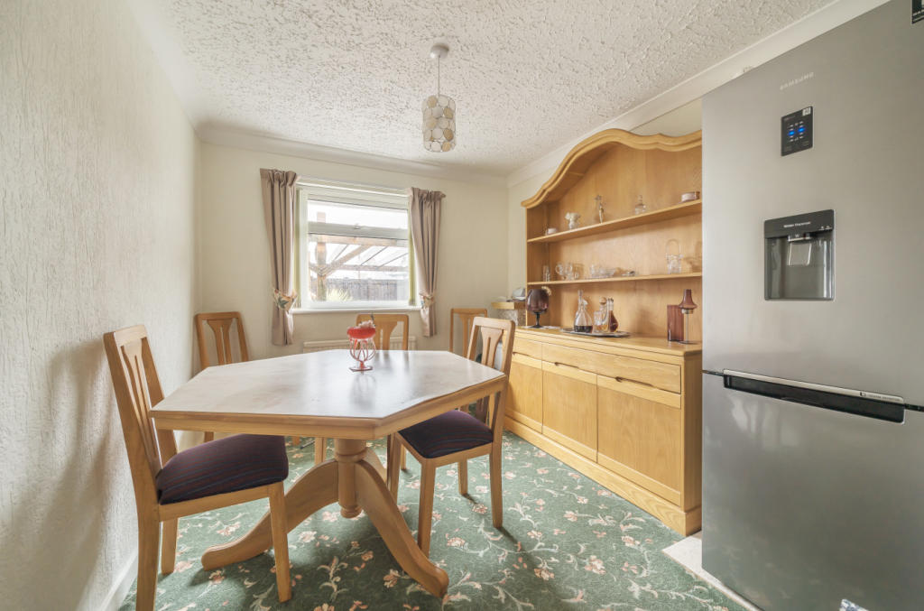 Bedroom/Dining Room