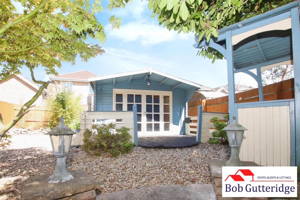 ENCLOSED REAR GARDEN