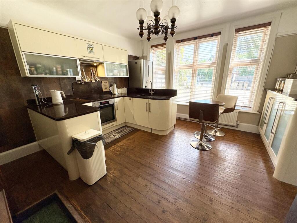 2. kitchen.jpg