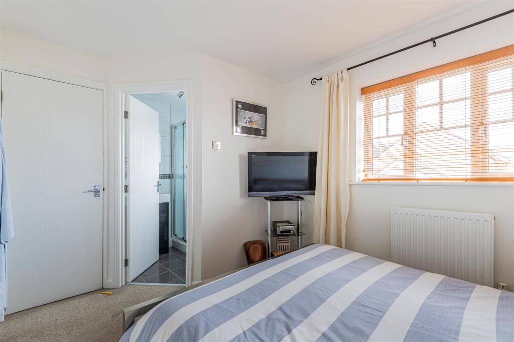 Clos Avro 24 Bedroom-2.jpg