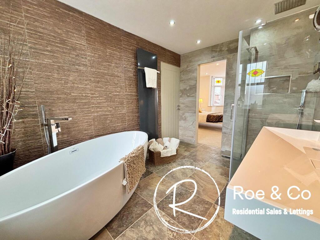 Jack &amp; Jill Bathroom suite