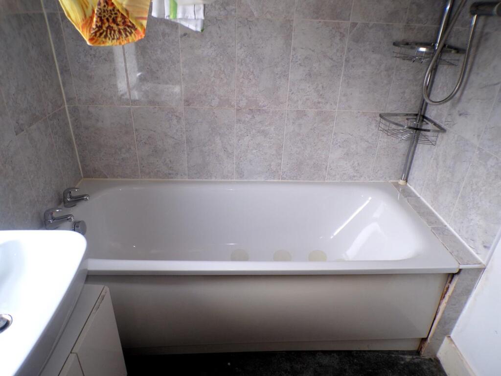 63CookeStreetBathroom (3).JPG