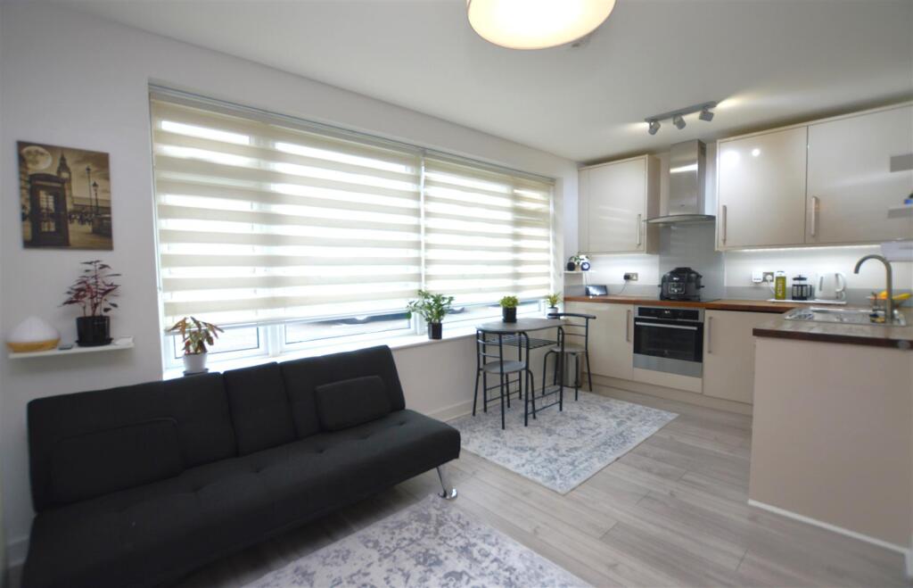 7 Salliesfield living room3.JPG