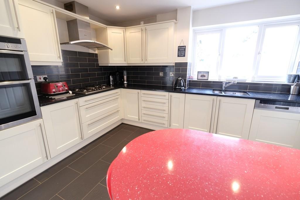 KITCHEN/BREAKFAST 