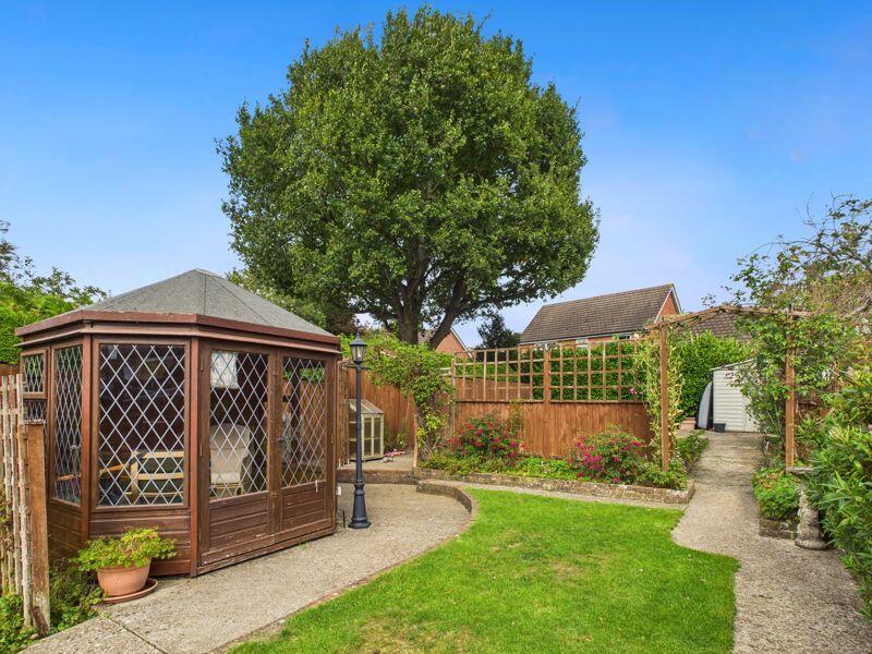 SUMMERHOUSE TO THE REAR OF THE GARDEN