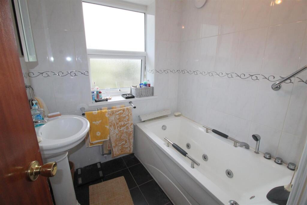 Curzon Road, 179, bathroom.JPG