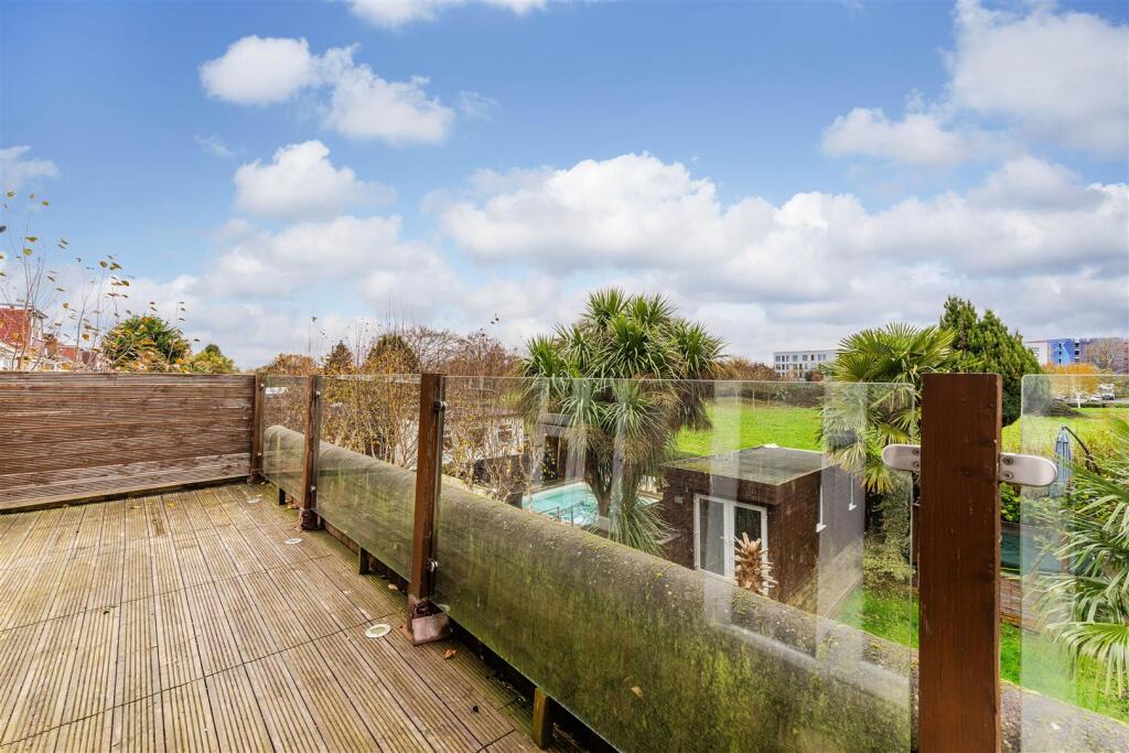 41 Oaklands Avenue, Isleworth TW7-42.jpg