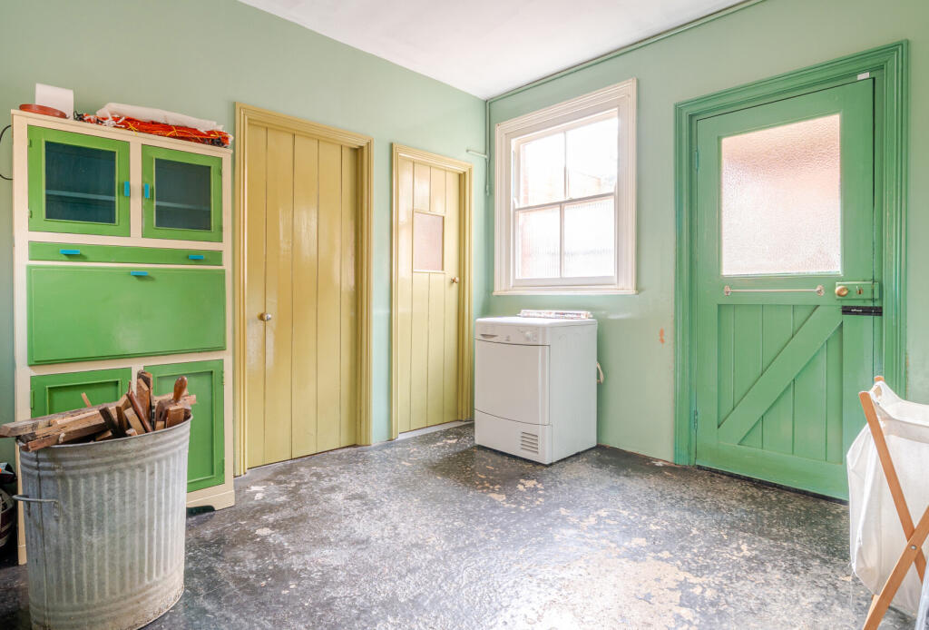 1372392-11-68f8c5...