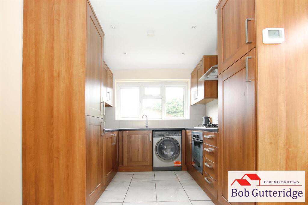 "L" SHAPED FITTED KITCHEN / DINING ROOM