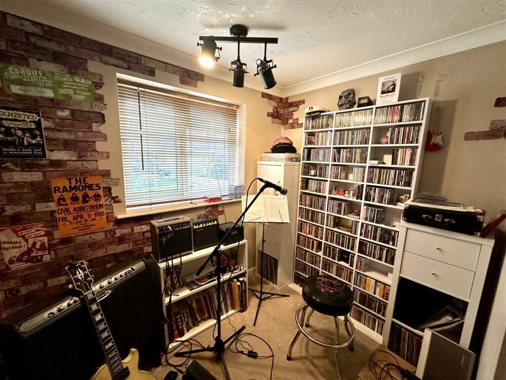 BEDROOM 4