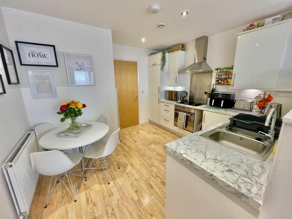 18 Lewis House Kitchen 2.jpg