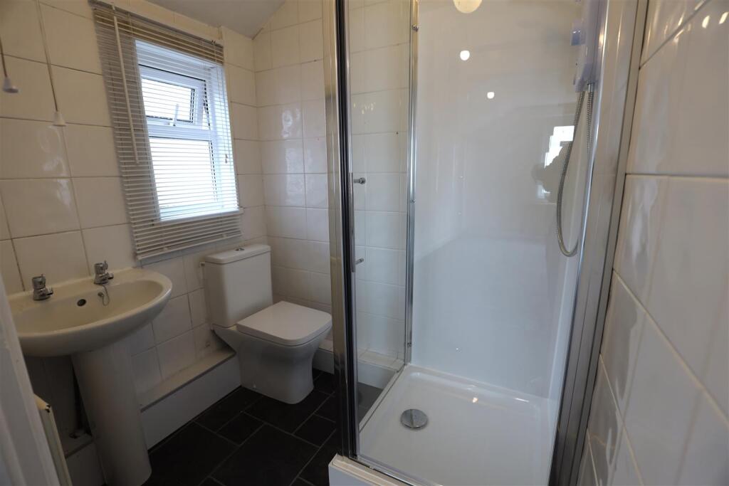 Bedroom 1 en suite .JPG