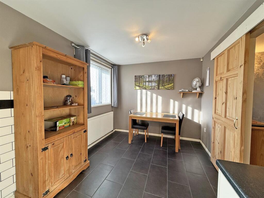 Malory Close 28 - Dining.jpg