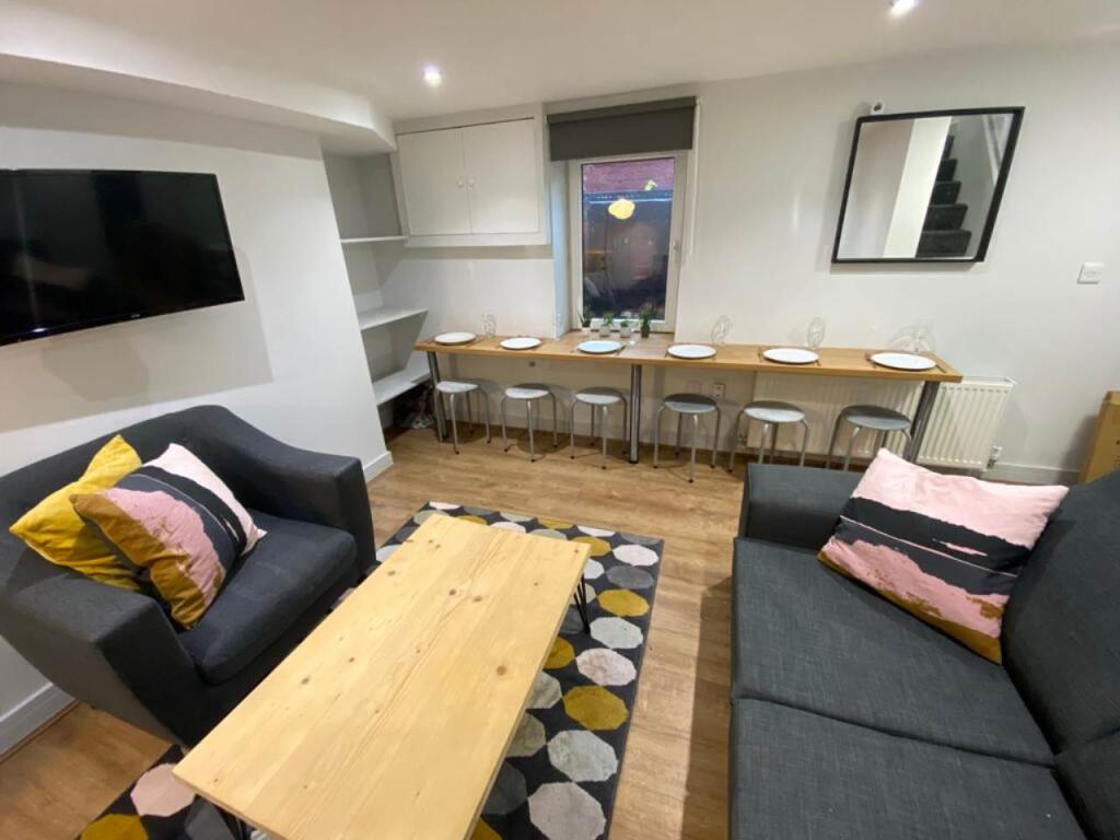 Lounge &amp; Dining (2)