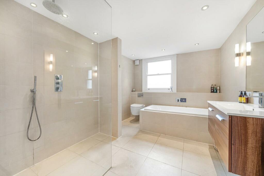 Bathroom (1).jpg