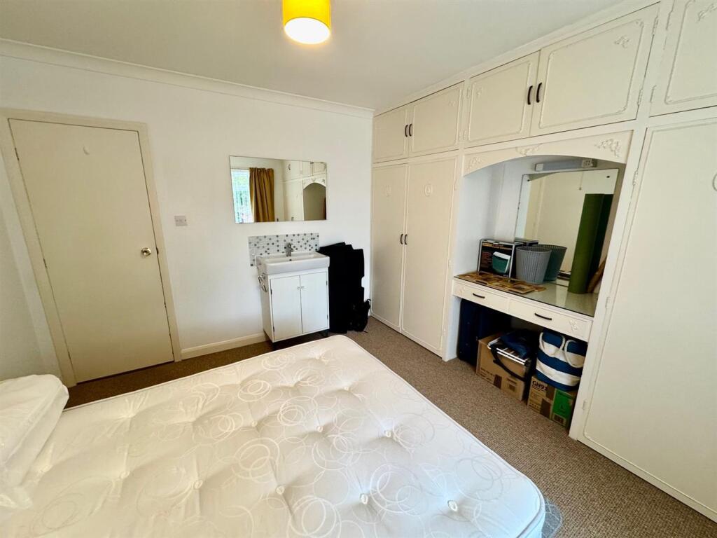 Bedroom 2b.jpg