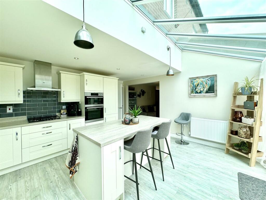 KITCHEN/BREAKFAST AREA