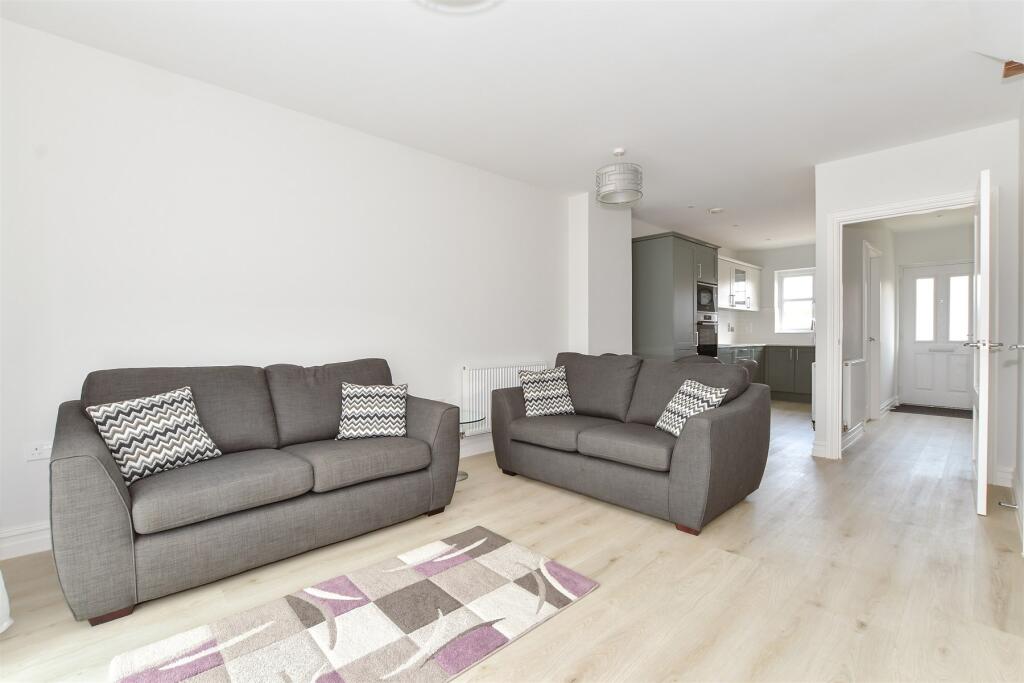 Lounge/Dining Area
